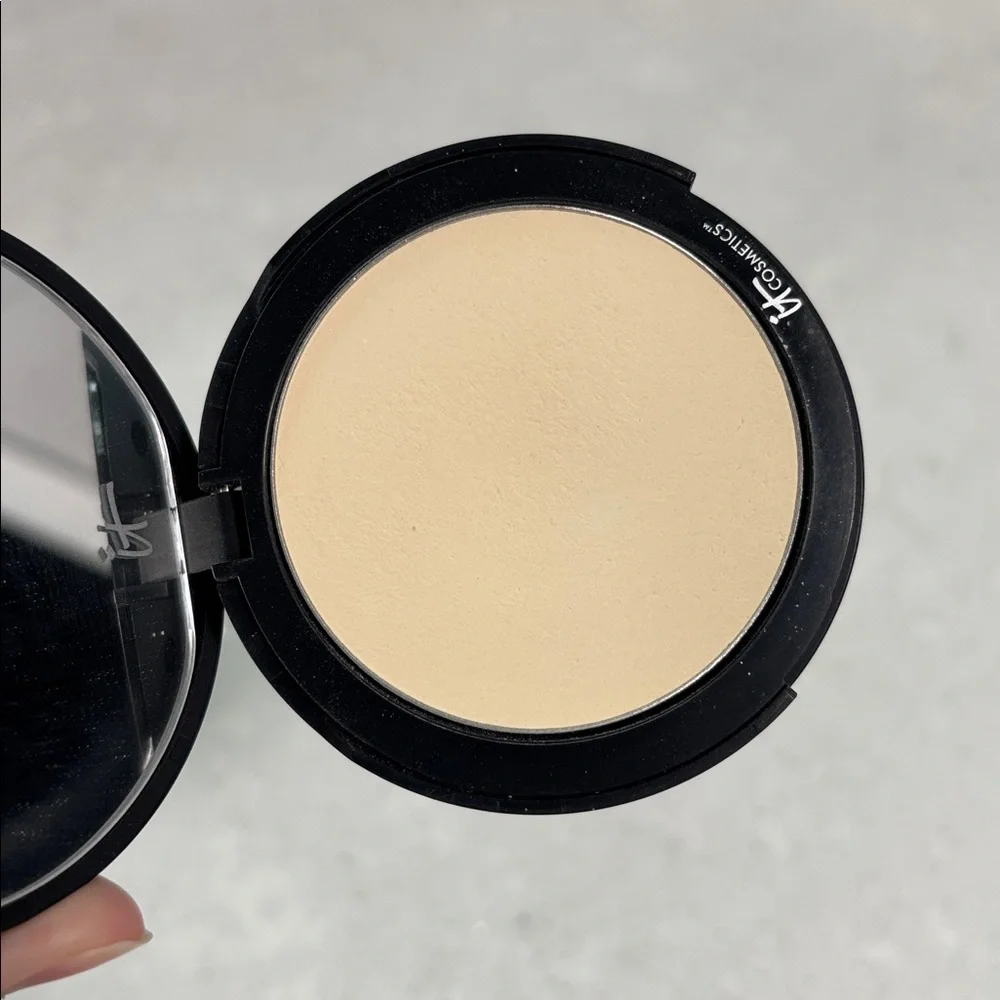 It Cosmetics Bye Bye Pores Pressed Powder